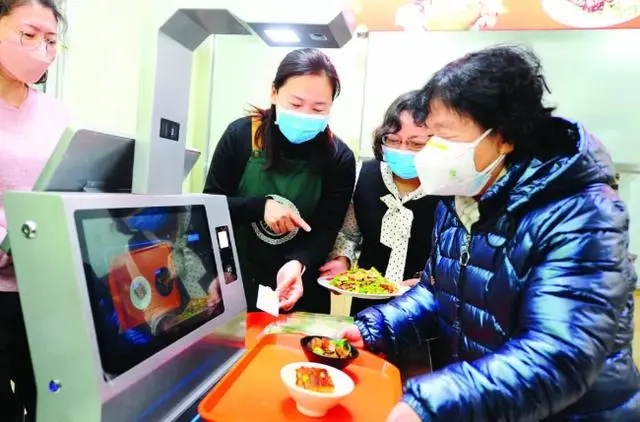 下吃孩子飯桌，上吃社區(qū)食堂，天津年輕人“蹭飯”成新潮