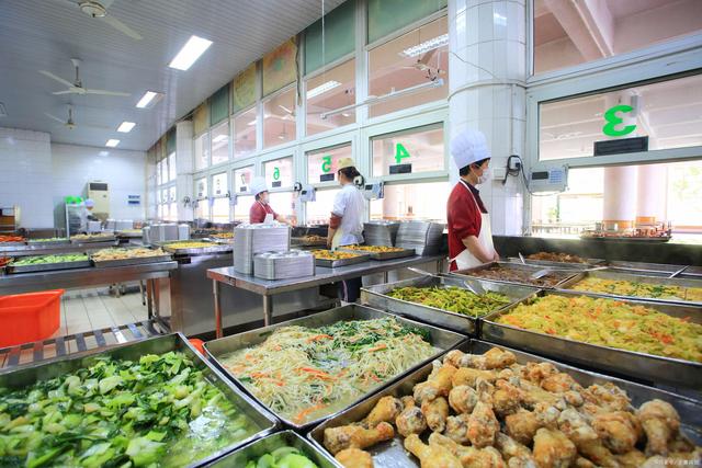 一個(gè)8千人的學(xué)校，食堂承包費(fèi)每年350萬(wàn)，能賺錢(qián)嗎？老板笑而不答