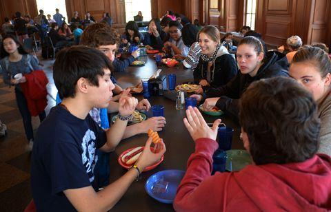 食堂承包看世界，了解國(guó)外學(xué)校食堂主要經(jīng)營(yíng)管理模式